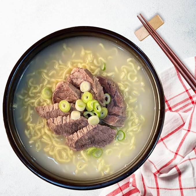 The Han Kitchen Pocha Ramyun Gomtang, Pack of 4 (118g Each) – Korean Instant Ramen with Thick Chewy Noodles, Rich Beef Bone Broth – Mild & Savory Seoul Pocha Style – Ready in 5 Minutes